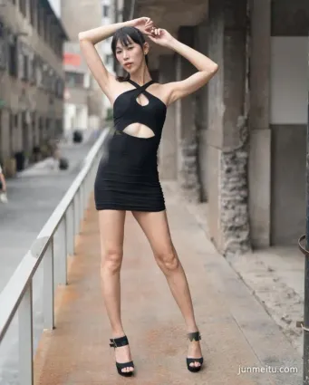 女神街拍才叫有模有樣， 黑色緊身裙穿出高挑筷子腿