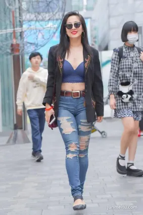 街拍這麼豐腴又賢惠的辣媽，真讓人陶醉和着迷