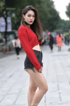 街拍美女這熱褲剛剪的線頭還在，微胖身材好迷人