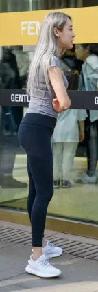 街拍熟女黑褲挺翹好身材，優雅韻味随之而來