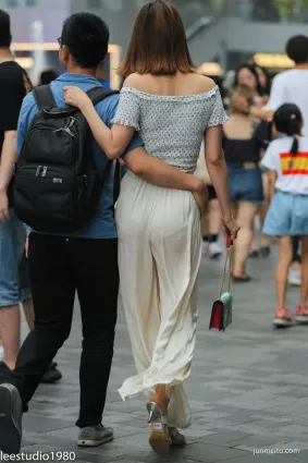 豐滿成熟少婦穿透明褲子駱駝趾，忍不住回頭再多看幾次
