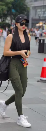 原創街拍辣媽穿上軍綠色緊身褲，身材就像20出頭的少女