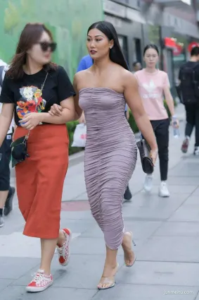 街拍性感風韻美少婦，抹胸緊身裙蜜桃臀誘人美體