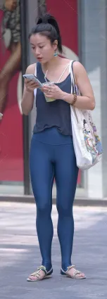 街拍緊身瑜伽褲翹臀少婦，身材真是讓人着魔啊！