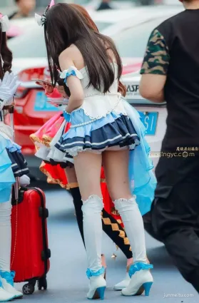 街拍走光齊臀小短裙安全褲都露出來，可愛性感的妹子
