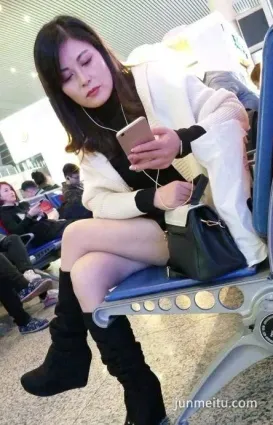 偷拍街拍候車室的長靴無法滿足少婦系列