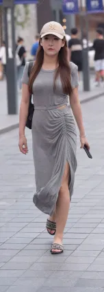街拍開叉裙大長腿前凸後翹青春美少女