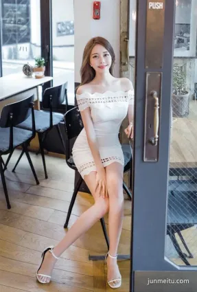 街拍長腿美女白色包裙展現仙女般的氣質