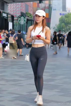 街拍緊身褲美女，肚臍上打釘子時尚性感