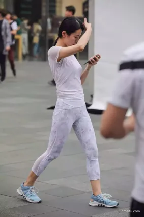 飄飄美術館穿搭緊身瑜伽褲，盡顯女神氣質！