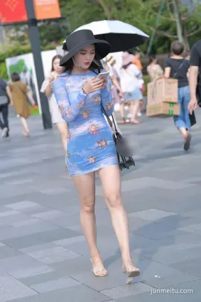 街拍天藍色包臀超短裙美女，一般人穿不出這種味道