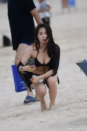 街拍抓拍黑色遊泳衣少女翹白燈，如此豐滿的身材