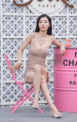 街拍控低胸吊帶裙貴婦，風情萬種的感覺