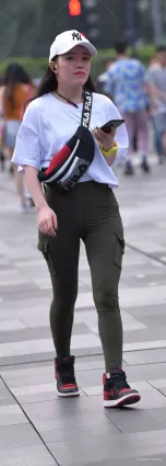 最新街拍緊身褲勒出美女身材的苗條曲線