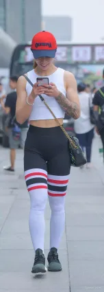 潮流街拍緊身褲凸顯女人緊翹的美臀和豐腴的小腰