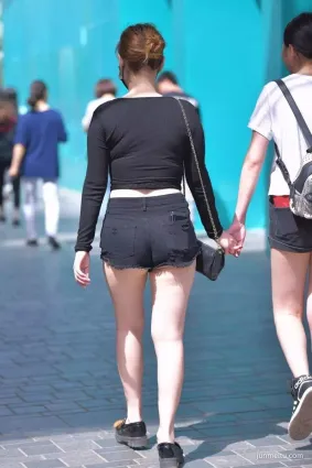 香港街拍齊臀熱褲豐滿極品少婦，成熟的味道！