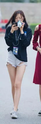 街拍圖片牛仔熱褲雪白如玉修長雙腿氣質妹紙