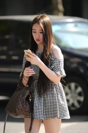 街拍在發微信的短裙時尚美女，指甲漂亮有内涵！