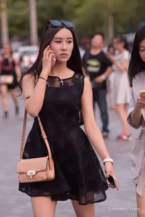 街拍碰到楚楚可憐的美女，看的我快門都忘了按！
