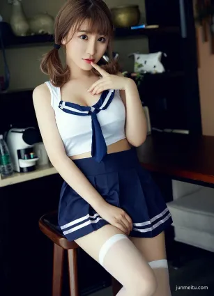 清純臉蛋搭配青春洋溢的學生妹制服