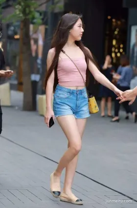 街拍牛仔熱褲，蜂腰和細腿吸引了路人的目光！