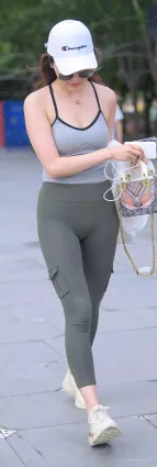 九個太陽街拍緊身褲，凹凸緊身陰溝翹臀美女