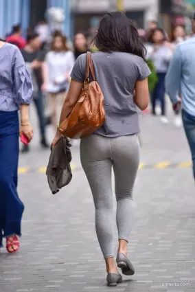 街拍瑜伽緊身褲美女，看一眼就會愛上