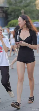 街拍熱褲波浪卷發時尚美眉大長腿身段好