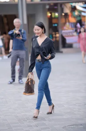 街拍極品緊身牛仔褲美女，肥臀飽滿三角區肥鼓鼓的