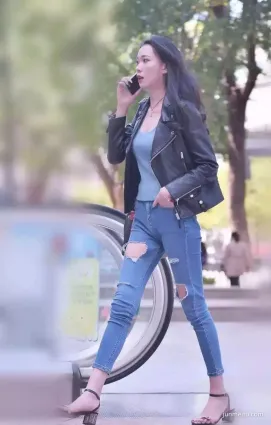 街拍美臀緊繃無痕的牛仔褲，盡顯都市女人的優雅端莊
