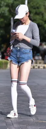 街拍美女這雙大長腿也是得天獨厚啊