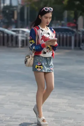 街拍美腿個性牛仔短裙穿搭，秀出你想要的美