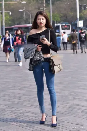 街拍緊身牛仔褲美眉三角區肥鼓鼓的