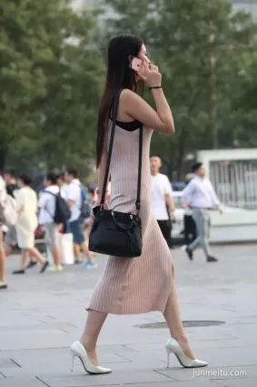 街拍落落大方的側開叉連衣裙熟女，端莊圓潤性感優雅！