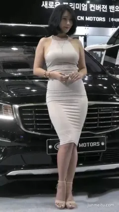 街拍車展模特，穿着緊身裙，映襯極品“腰身比例”!