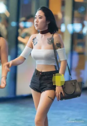 熱褲街拍這小姐姐的氣勢，感覺惹不起
