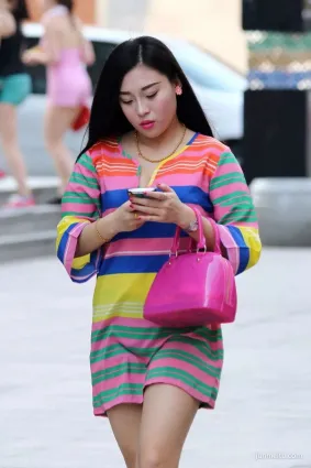 街拍樣子花枝招展，妍姿俏麗，豐腴的性感少婦