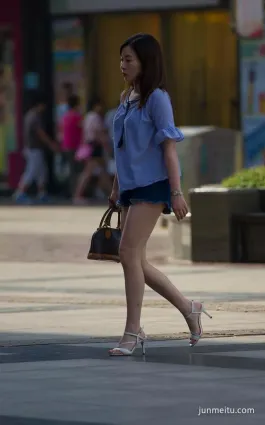 街拍美臀慵懶的牛仔熱褲長腿少婦，清涼動人！