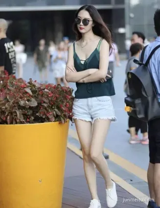 街拍熱褲難怪她能這麼拽，是有一定的資本的！