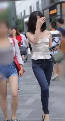 壞叔街拍短發大姐緊身牛仔褲吊帶打底衫，從清純變女人味