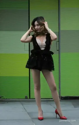 上海街拍這樣的小姐姐就是街頭焦點所在了