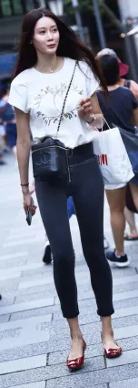 街拍緊身牛仔褲大長腿渾圓挺翹氣質美女