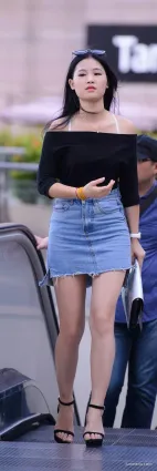 站街熟女談笑風生的牛仔短裙，讓人過目不忘
