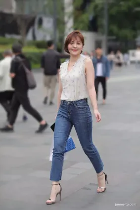 街拍 身材緊緻的女孩，搭配牛仔褲彰顯獨特魅力！