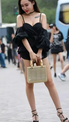 街拍熱褲徹頭徹尾的女神，毫無破綻！