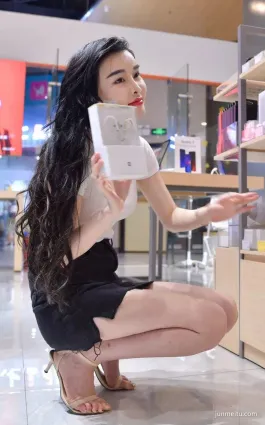 3a街拍逛小米的牛仔裙雪白美腿時尚妹子