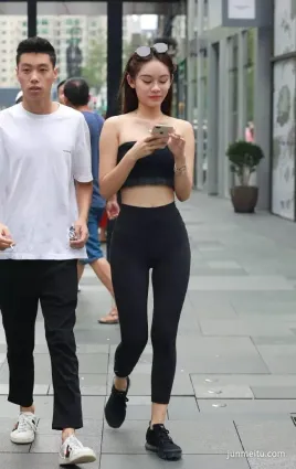 街拍美女穿緊身褲出門，大爺也忍不住多看一眼！