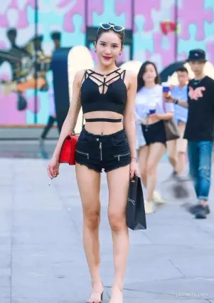 街拍第一站如此霸氣的妹子一定有故事