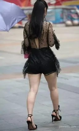 壞叔街拍透視蕾絲短褲，瞞不過大衆的眼睛