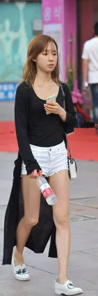 街拍  蘿莉的身高體型，熱褲美腿真的好漂亮